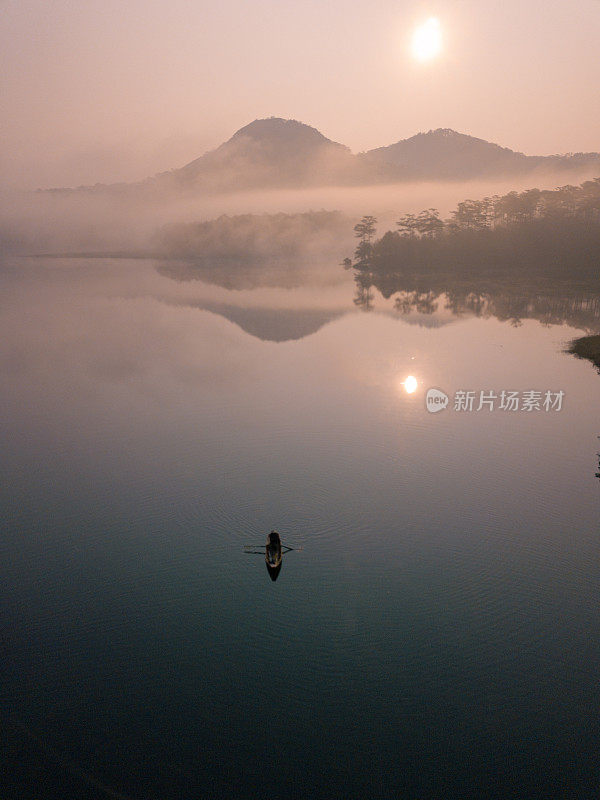 雾蒙蒙的早晨，在Tuyen Lam湖